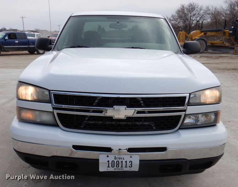 image for item IO9494 2006  Chevrolet Silverado 1500  Ext. Cab pickup truck