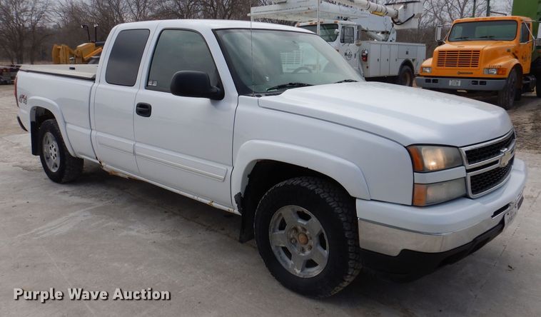 image for item IO9494 2006  Chevrolet Silverado 1500  Ext. Cab pickup truck