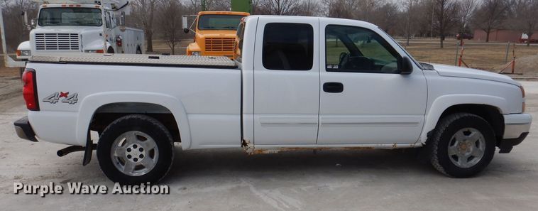 image for item IO9494 2006  Chevrolet Silverado 1500  Ext. Cab pickup truck