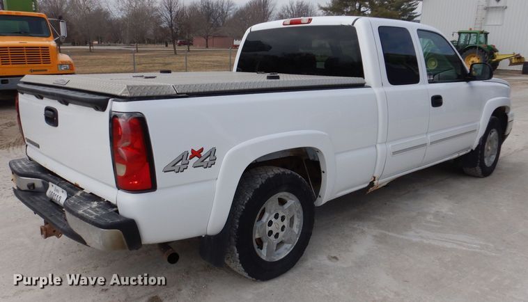 image for item IO9494 2006  Chevrolet Silverado 1500  Ext. Cab pickup truck