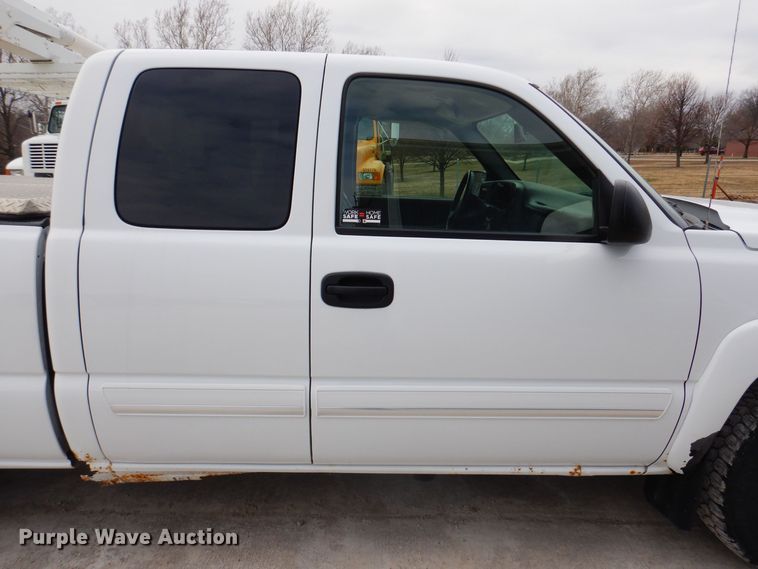 image for item IO9494 2006  Chevrolet Silverado 1500  Ext. Cab pickup truck