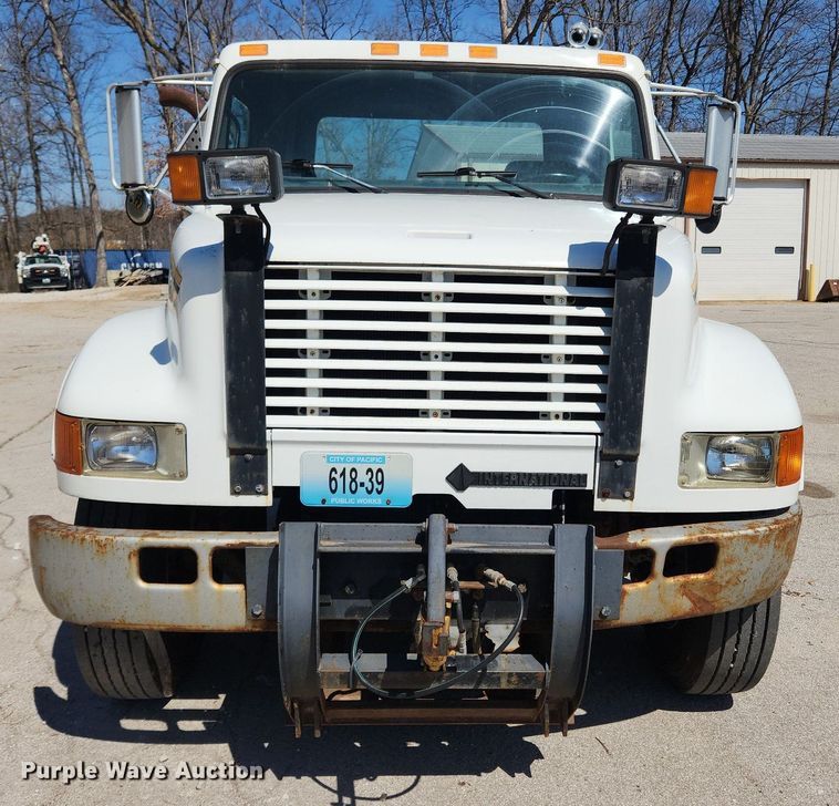 image for item JB9441 1994 International 4900  truck cab and chassis