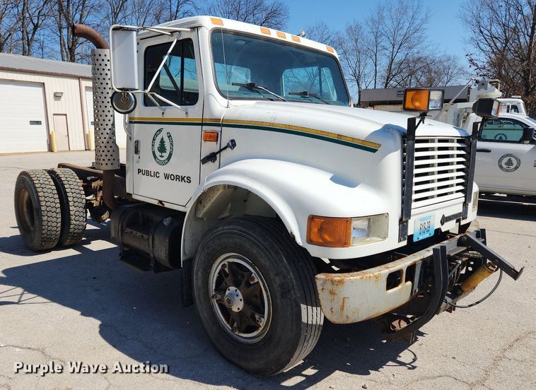 image for item JB9441 1994 International 4900  truck cab and chassis