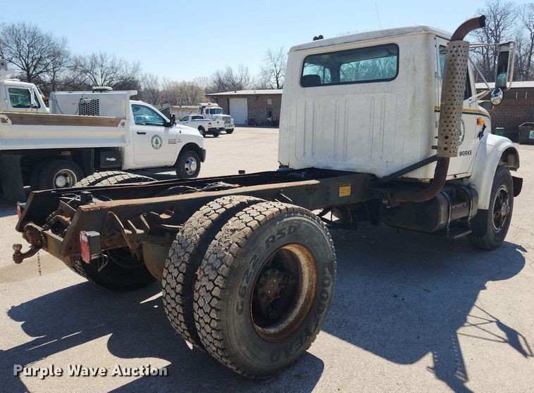 image for item JB9441 1994 International 4900  truck cab and chassis