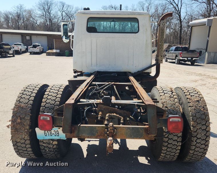 image for item JB9441 1994 International 4900  truck cab and chassis