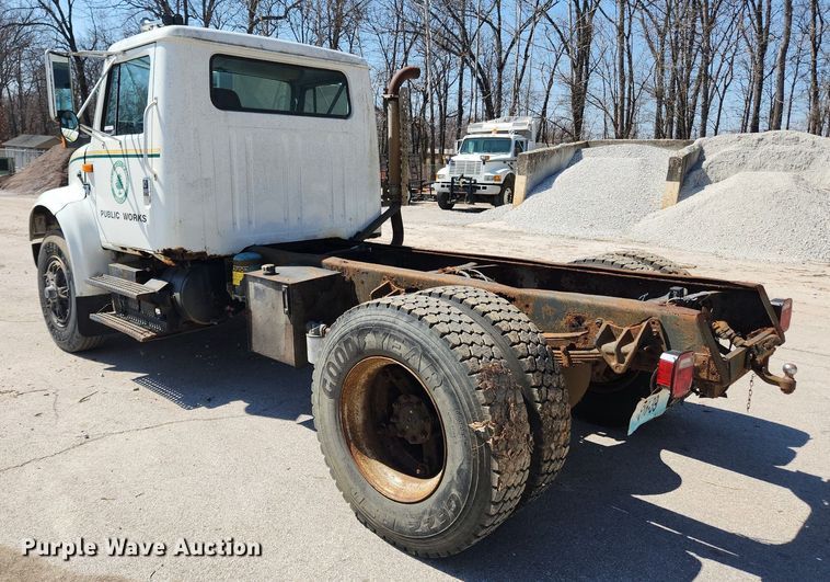 image for item JB9441 1994 International 4900  truck cab and chassis