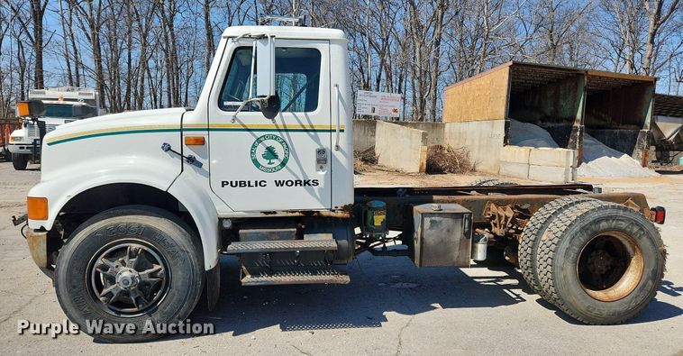 image for item JB9441 1994 International 4900  truck cab and chassis