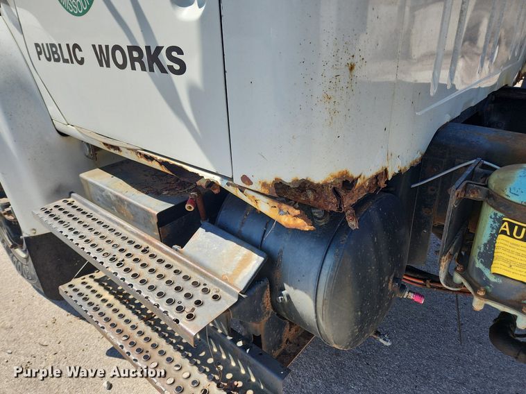 image for item JB9441 1994 International 4900  truck cab and chassis