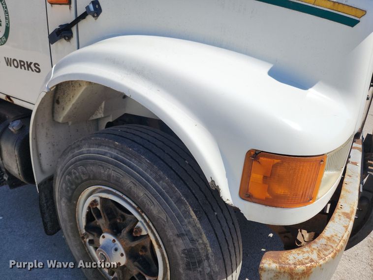 image for item JB9441 1994 International 4900  truck cab and chassis