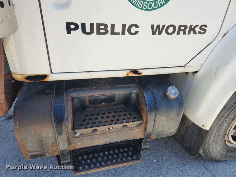 image for item JB9441 1994 International 4900  truck cab and chassis