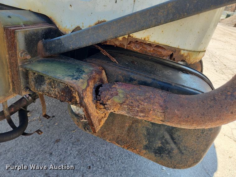 image for item JB9441 1994 International 4900  truck cab and chassis