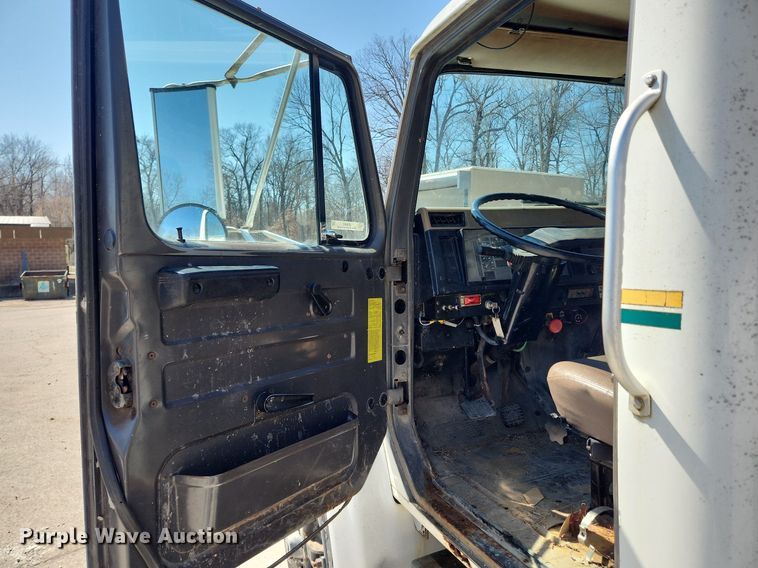 image for item JB9441 1994 International 4900  truck cab and chassis