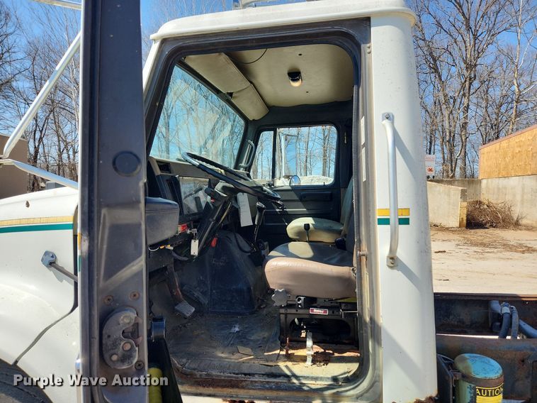 image for item JB9441 1994 International 4900  truck cab and chassis