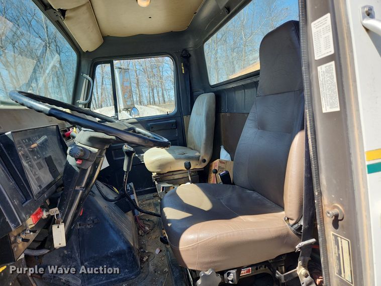 image for item JB9441 1994 International 4900  truck cab and chassis