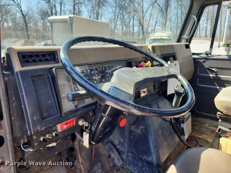 image for item JB9441 1994 International 4900  truck cab and chassis