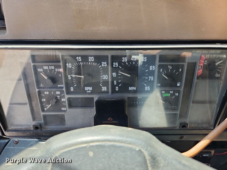 image for item JB9441 1994 International 4900  truck cab and chassis