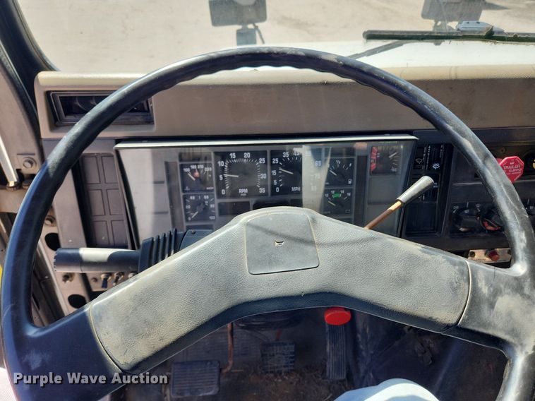 image for item JB9441 1994 International 4900  truck cab and chassis