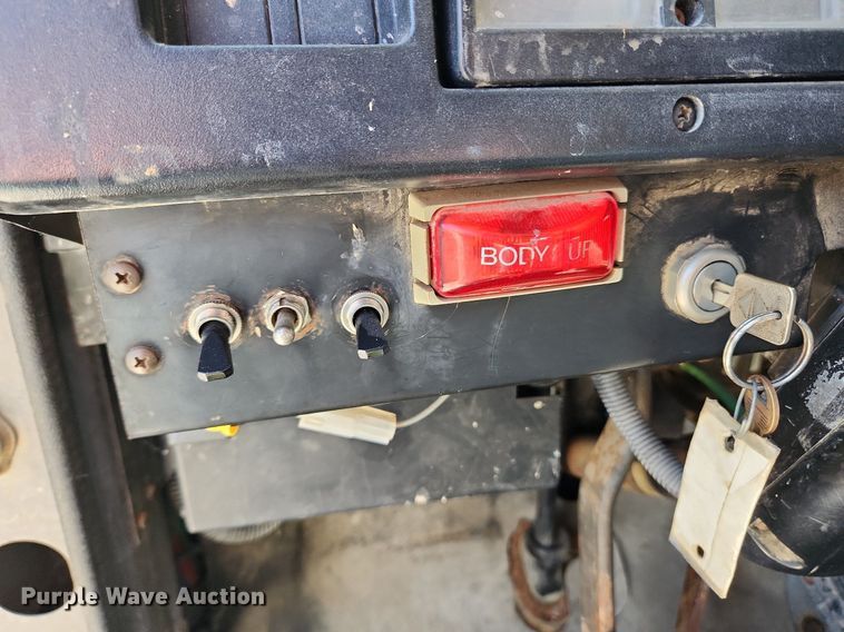 image for item JB9441 1994 International 4900  truck cab and chassis