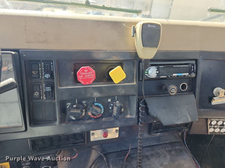 image for item JB9441 1994 International 4900  truck cab and chassis