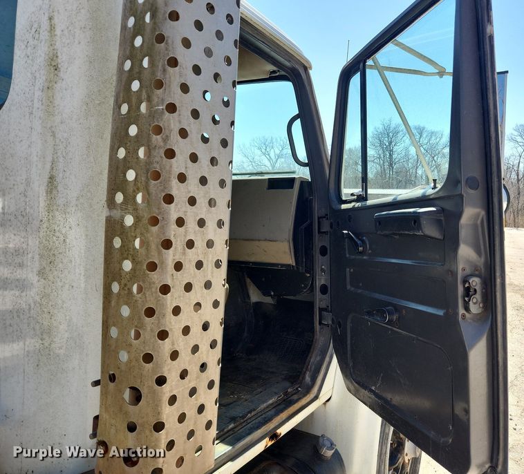 image for item JB9441 1994 International 4900  truck cab and chassis