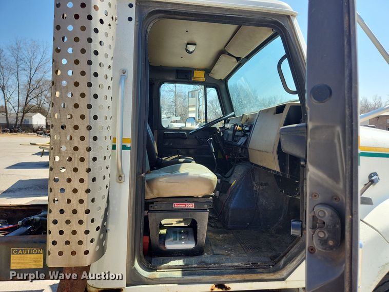 image for item JB9441 1994 International 4900  truck cab and chassis