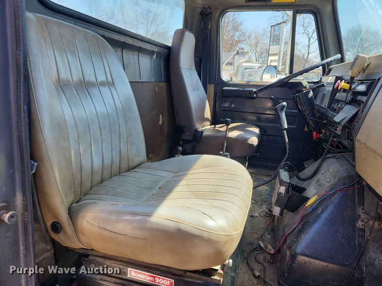 image for item JB9441 1994 International 4900  truck cab and chassis