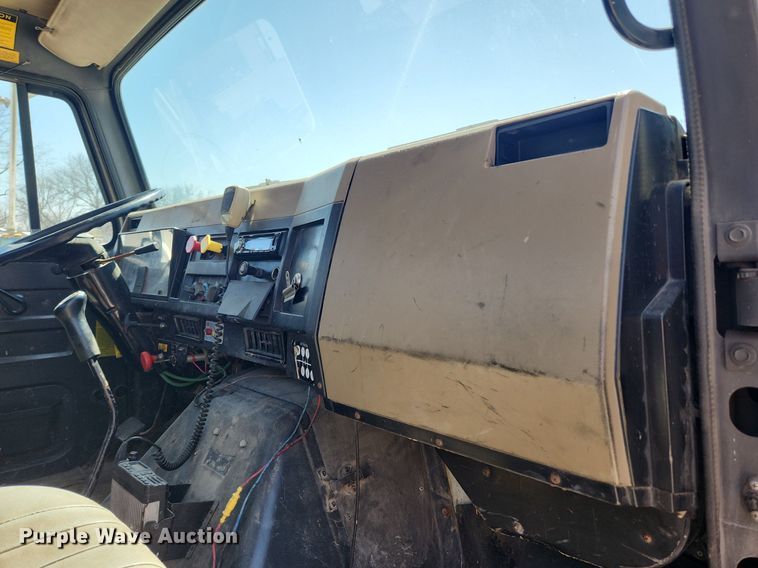 image for item JB9441 1994 International 4900  truck cab and chassis