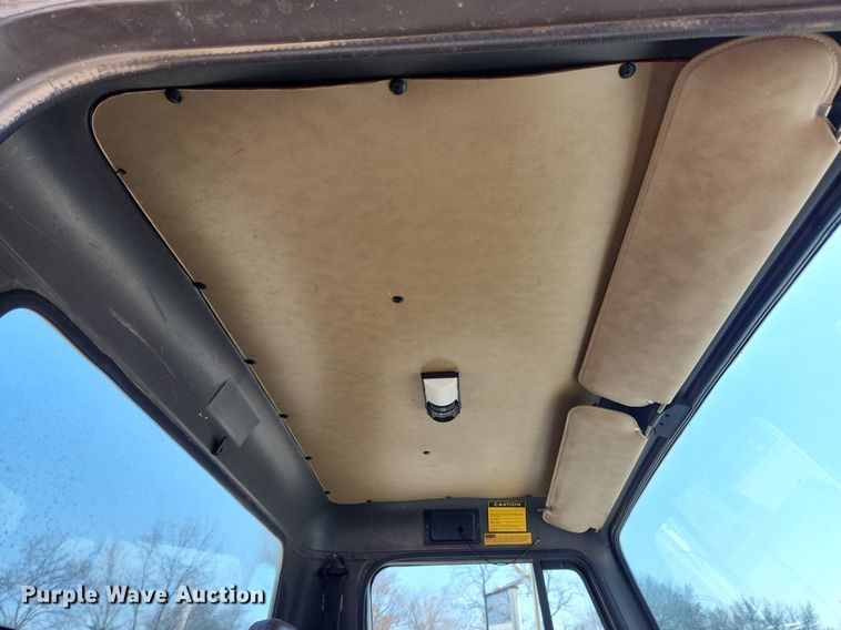 image for item JB9441 1994 International 4900  truck cab and chassis