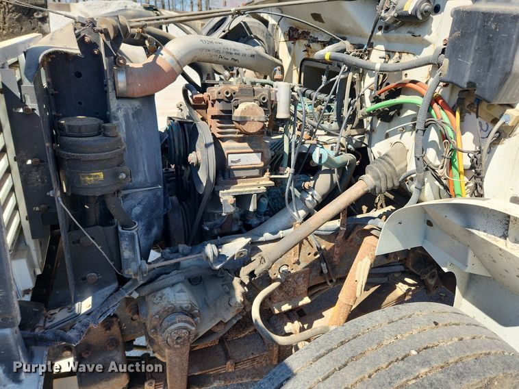 image for item JB9441 1994 International 4900  truck cab and chassis