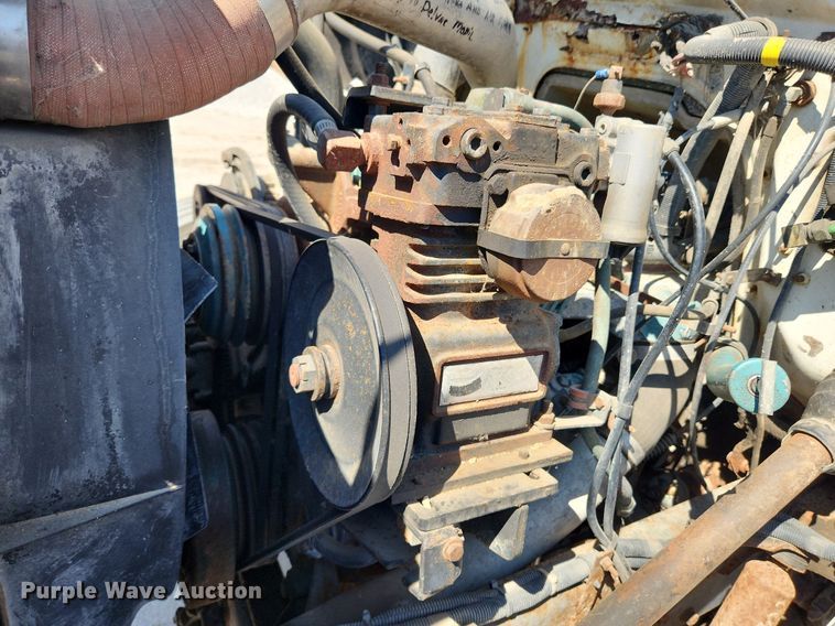 image for item JB9441 1994 International 4900  truck cab and chassis