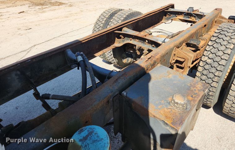 image for item JB9441 1994 International 4900  truck cab and chassis