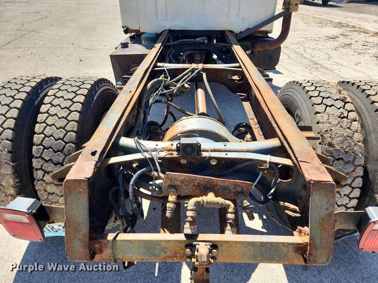 image for item JB9441 1994 International 4900  truck cab and chassis