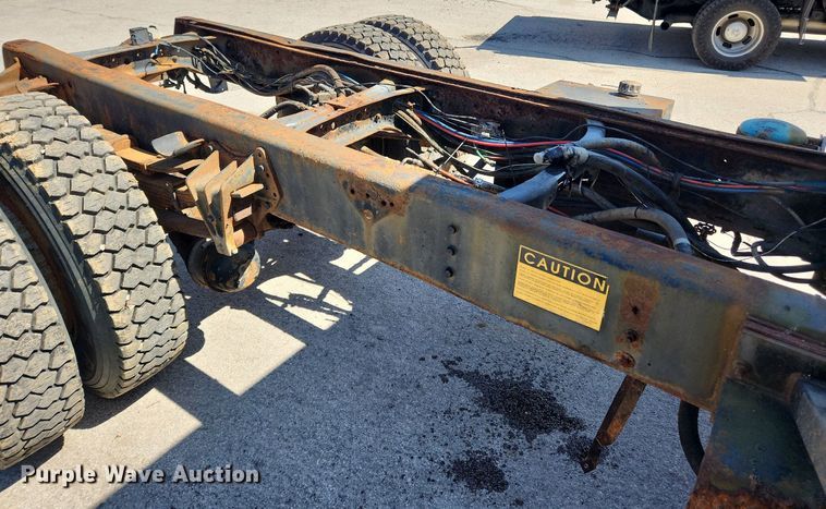 image for item JB9441 1994 International 4900  truck cab and chassis