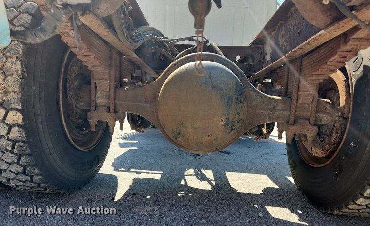 image for item JB9441 1994 International 4900  truck cab and chassis