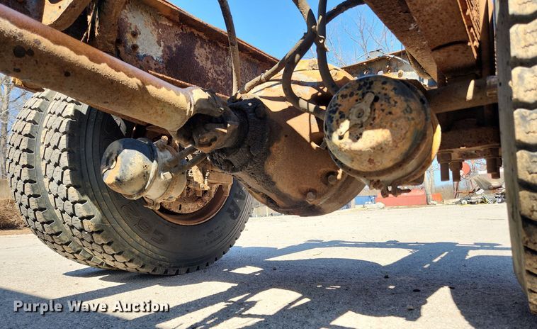 image for item JB9441 1994 International 4900  truck cab and chassis