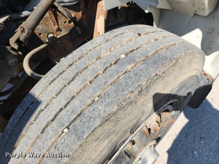 image for item JB9441 1994 International 4900  truck cab and chassis