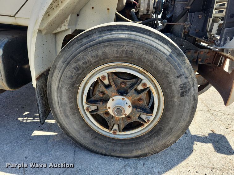 image for item JB9441 1994 International 4900  truck cab and chassis