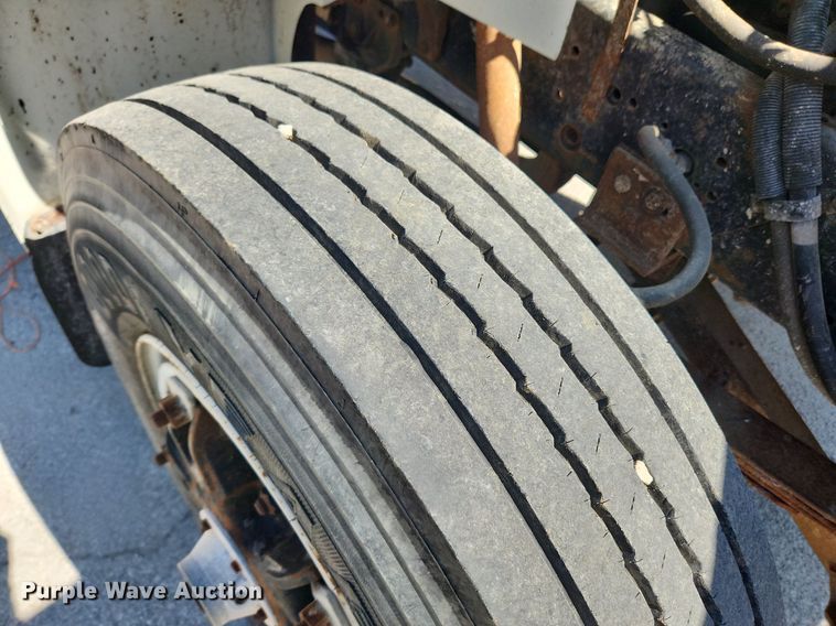 image for item JB9441 1994 International 4900  truck cab and chassis