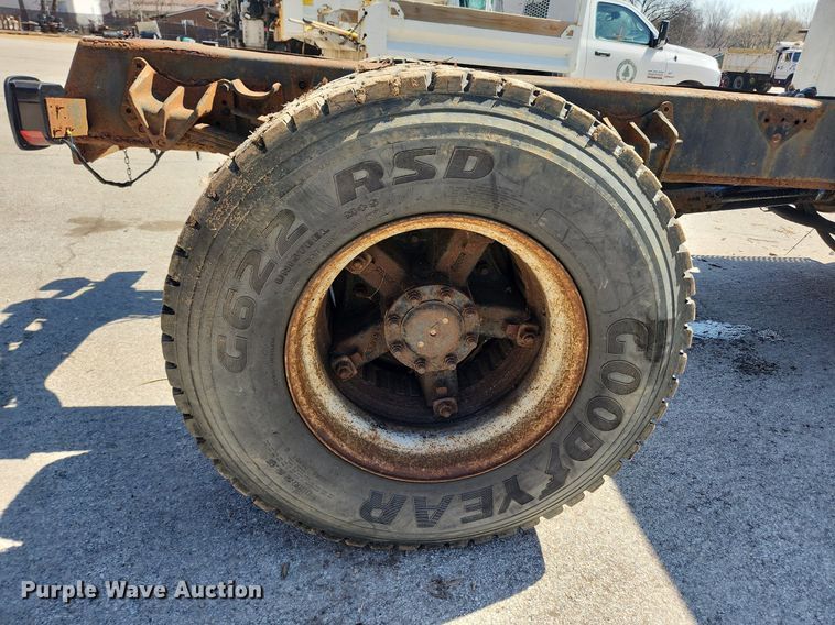 image for item JB9441 1994 International 4900  truck cab and chassis