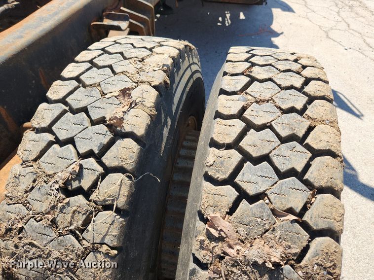 image for item JB9441 1994 International 4900  truck cab and chassis