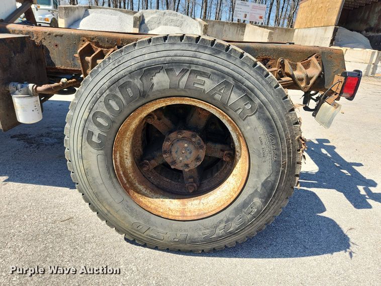 image for item JB9441 1994 International 4900  truck cab and chassis