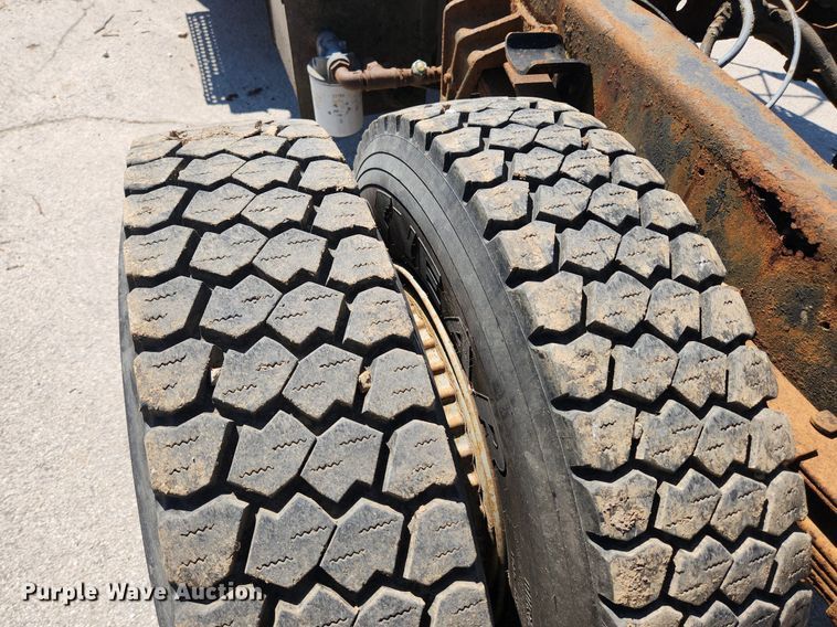 image for item JB9441 1994 International 4900  truck cab and chassis