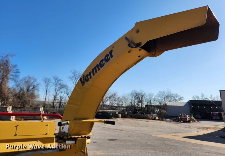 image for item JB9462 2015 Vermeer BC900XL  wood chipper