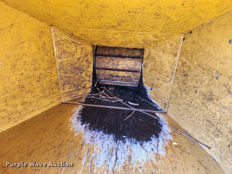 image for item JB9462 2015 Vermeer BC900XL  wood chipper