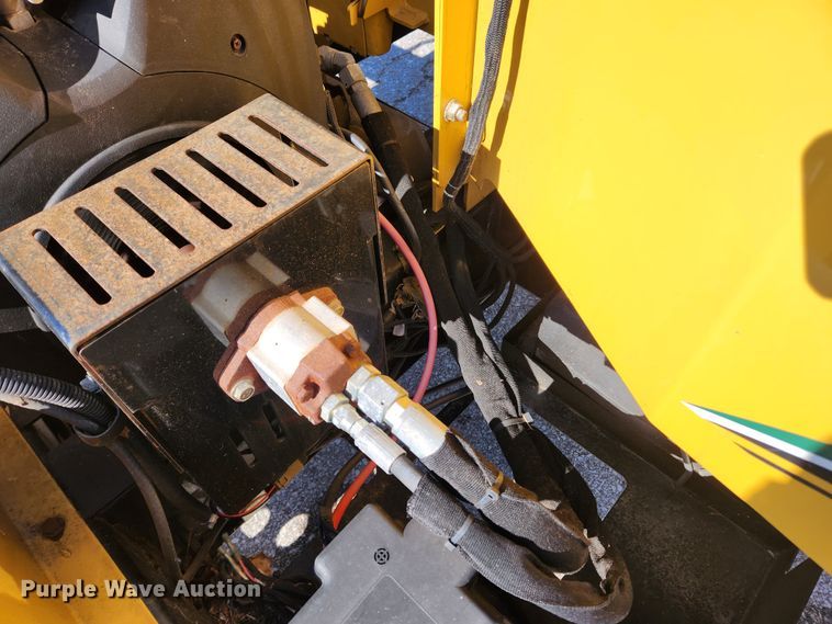 image for item JB9462 2015 Vermeer BC900XL  wood chipper