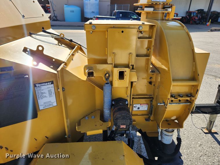 image for item JB9462 2015 Vermeer BC900XL  wood chipper