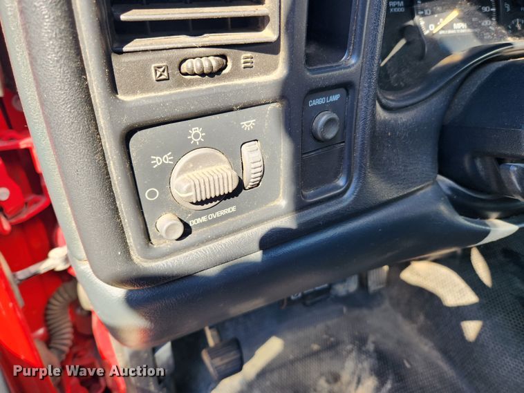 image for item JB9490 2002 Chevrolet Silverado 1500  pickup truck