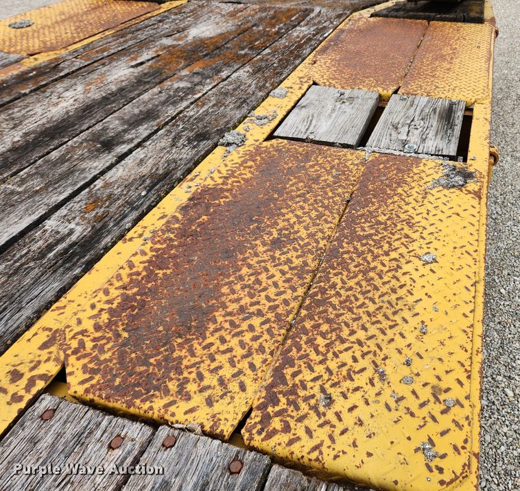 image for item JB9503 2006 Eager Beaver 10HDB-PT  equipment trailer