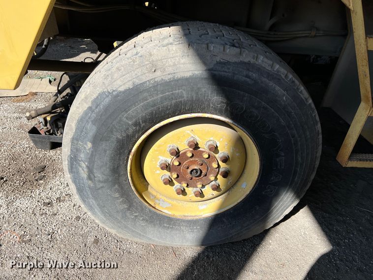 image for item KR9470 1998 Gradall G3WD  wheeled excavator