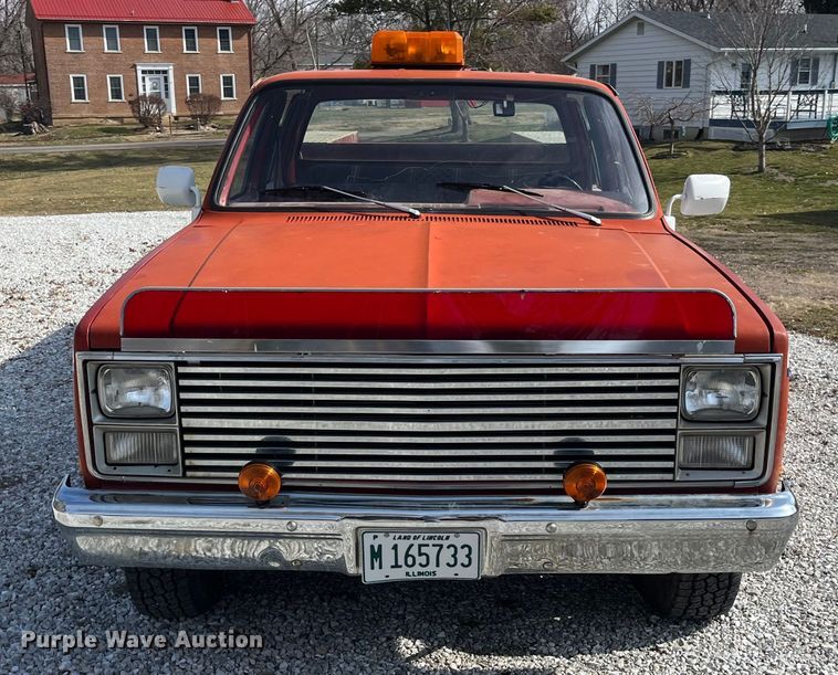 image for item LA9821 1983 GMC C2500  Crew Cab utility bed pickup truck